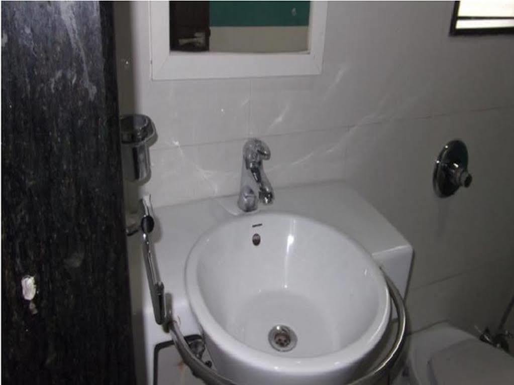 Oyo 24197 Saptaruchi Hotel Pimpri-Chinchwad Bagian luar foto