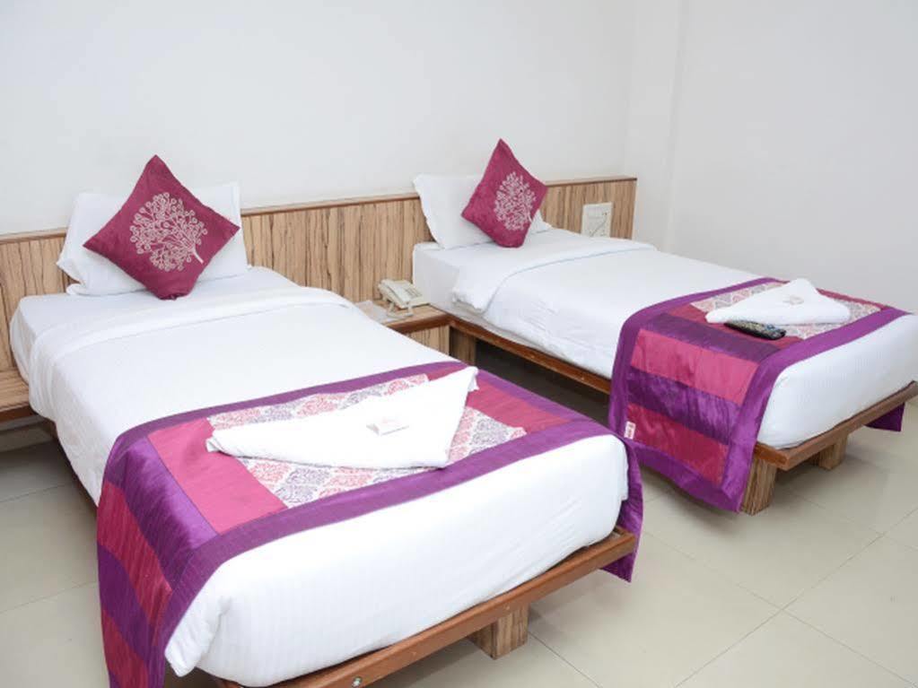 Oyo 24197 Saptaruchi Hotel Pimpri-Chinchwad Bagian luar foto