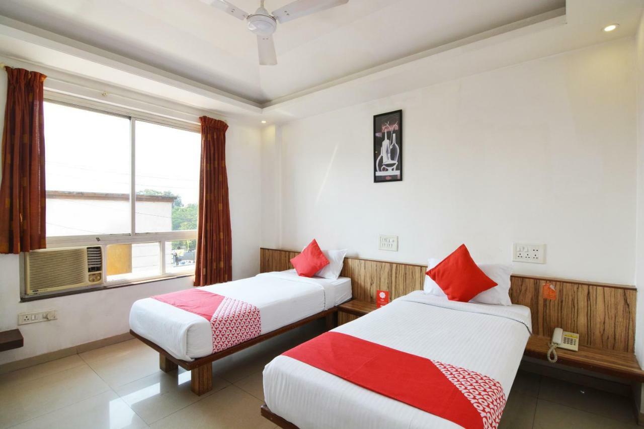 Oyo 24197 Saptaruchi Hotel Pimpri-Chinchwad Bagian luar foto
